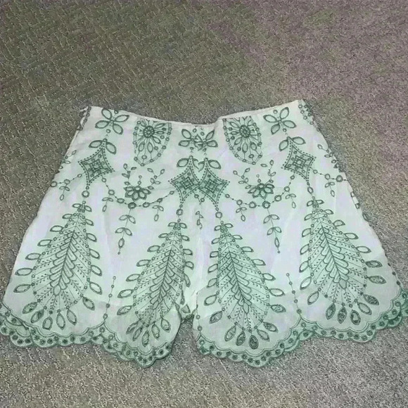 High waisted green boutique lace shorts - Picture 2 of 2